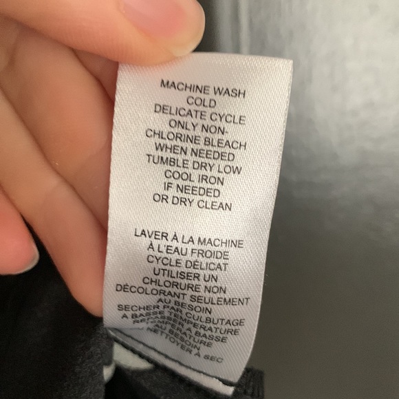 🖤🤍TAHARI Black and White Polka Dot Blouse - Picture 9 of 9